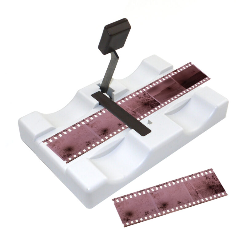 gra315710-3-306 Soporte para escanear negativos de película con tres tiras de película en blanco y negro. Ideal para fotografía analógica.