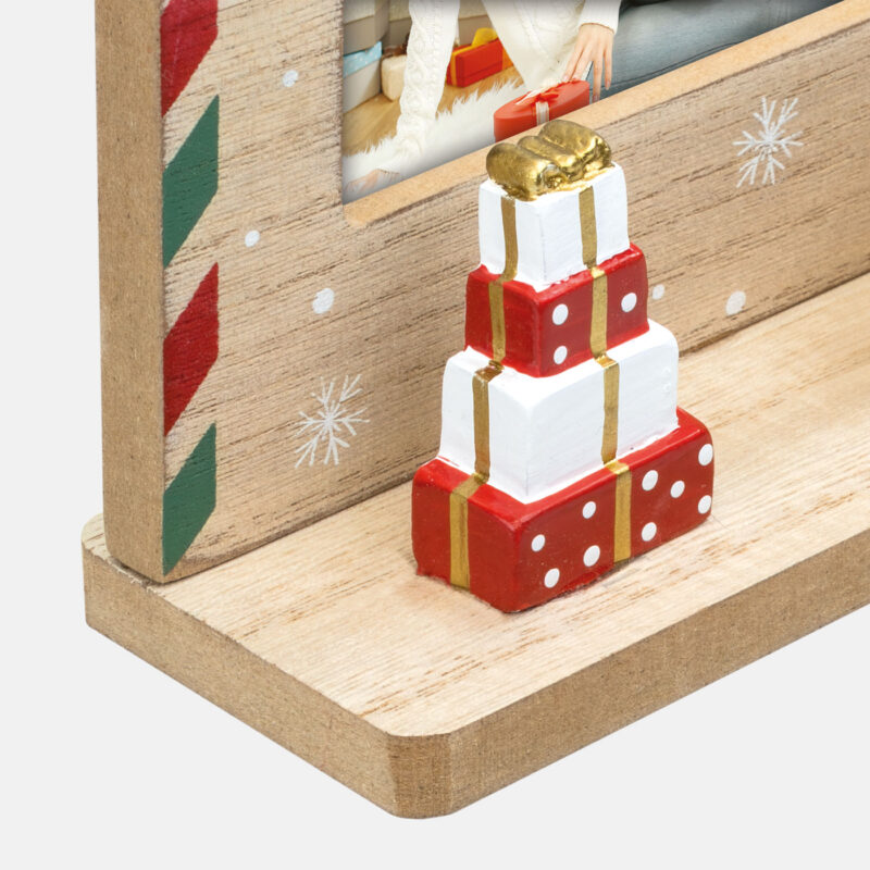 ibi100188-1-411 Marco de fotos con adornos navideños y regalo en miniatura de cajas apiladas en colores rojo, blanco y dorado.