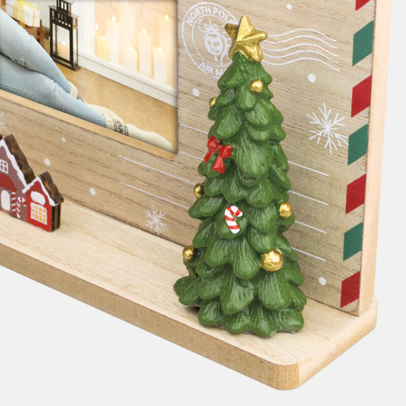 ibi100188-2-b2f Marco decorativo con árbol de Navidad verde, adornos dorados y una casa de jengibre en la base. Ideal para decoración navideña.