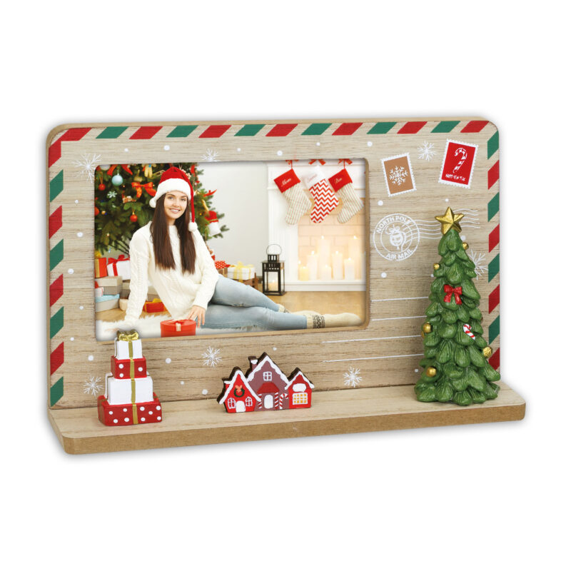 Marco de fotos navideño con árbol decorado, regalos y figura de casa en color rojo, ideal para decoraciones festivas.