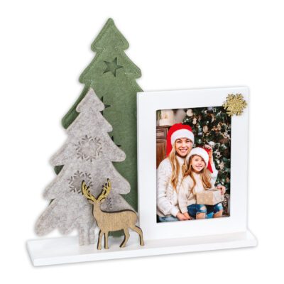 Marco de fotos decorativo con árbol verde y reno, ideal para exhibir recuerdos navideños. Diseño acogedor y festivo.