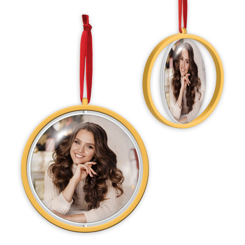 Marco colgante circular amarillo con foto de mujer sonriente, ideal para decoración fotográfica.