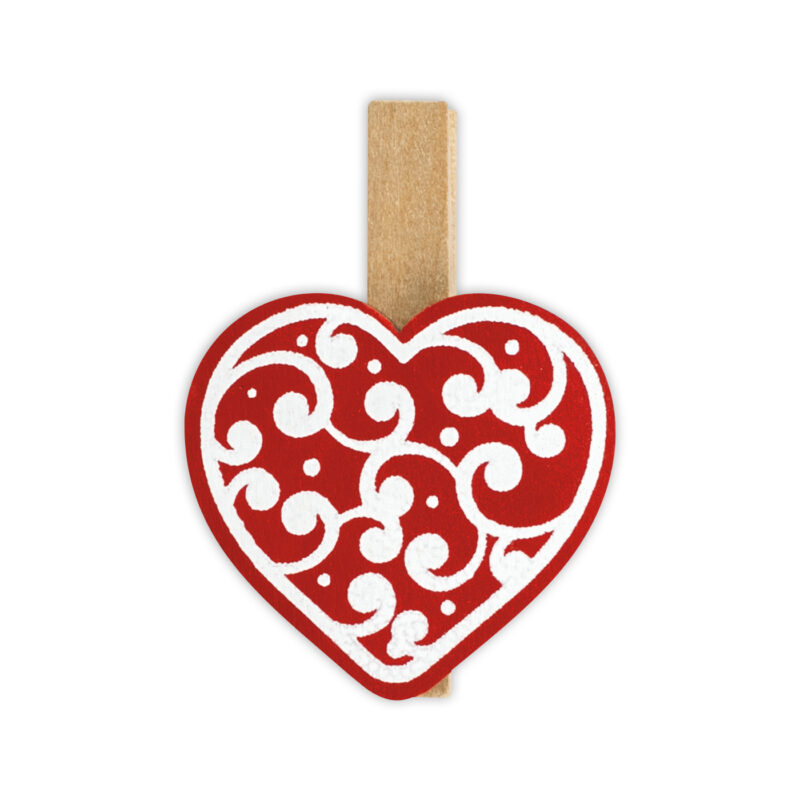 ibi500025-4-7f5 Corazón decorativo rojo con diseño blanco y pinza de madera, ideal para manualidades creativas y decoración de eventos.