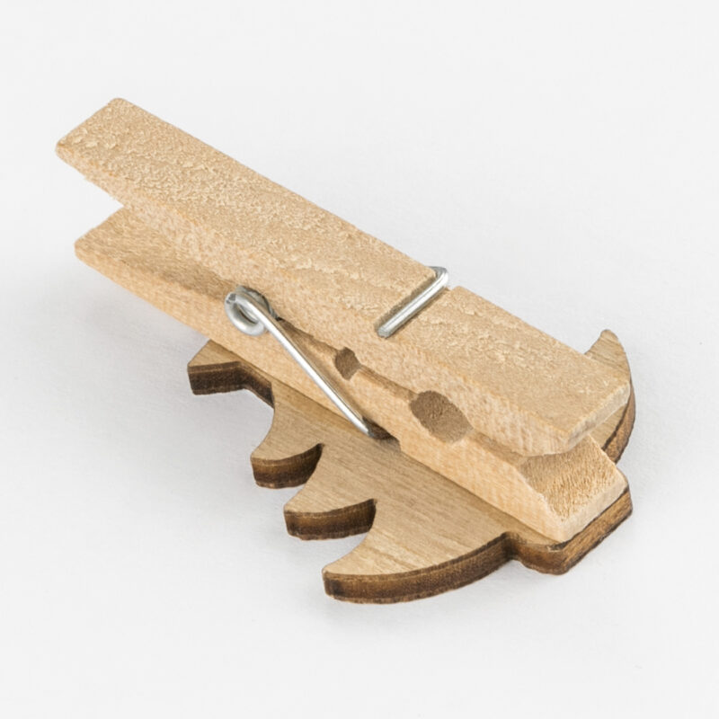 ibi500026-3-c0c Pinza de madera con diseño de árbol, ideal para manualidades y decoración, funcionalidad y estilo inconfundibles.