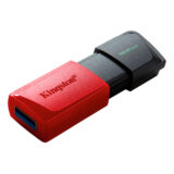 Pendrive Kingston de 128 GB, diseño compacto en rojo y negro, ideal para almacenamiento rápido y portátil.