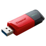 Pendrive Kingston de 128 GB, diseño en rojo y negro, con conector USB 3.0 para transferencias rápidas.