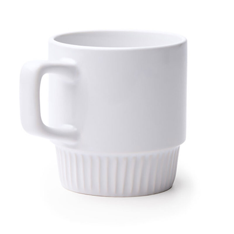 tct712010-17b Taza blanca con diseño acanalado y asa ergonómica, ideal para café o té en casa.