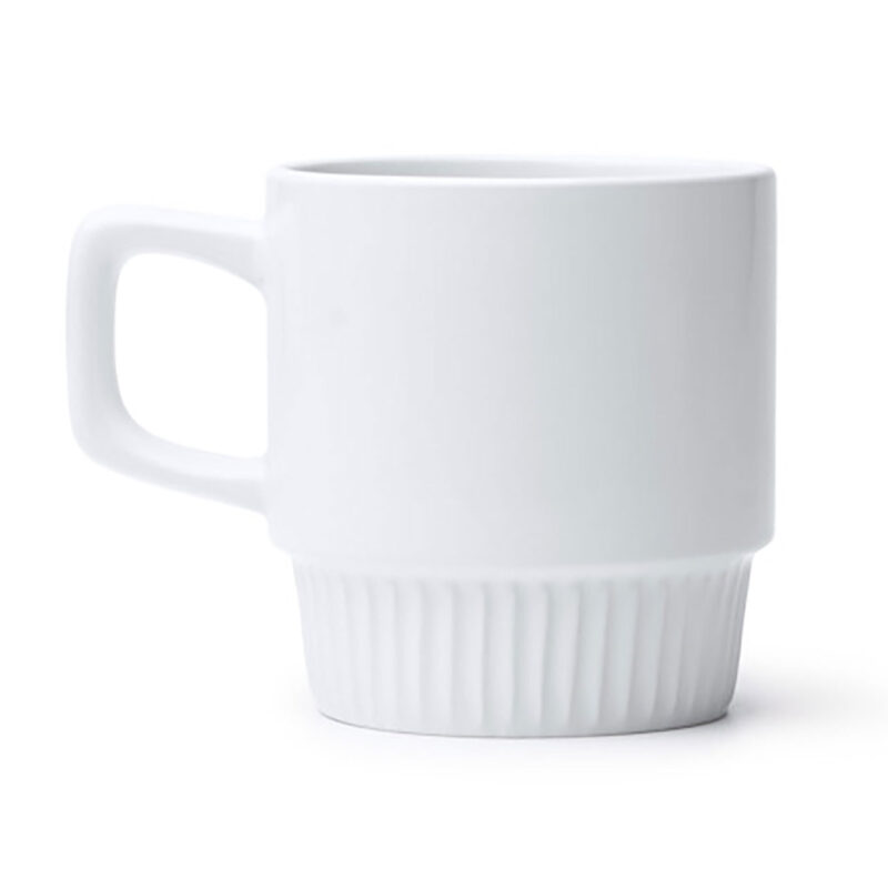 Taza blanca de cerámica con diseño acanalado, ideal para café o té. Perfecta para uso diario o eventos.