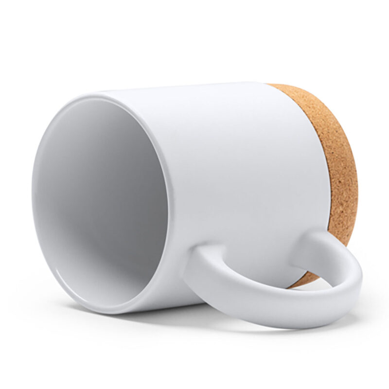 tct712011-1-8a5 Taza blanca con base de corcho y asa, ideal para café o té, diseño moderno y ecológico.